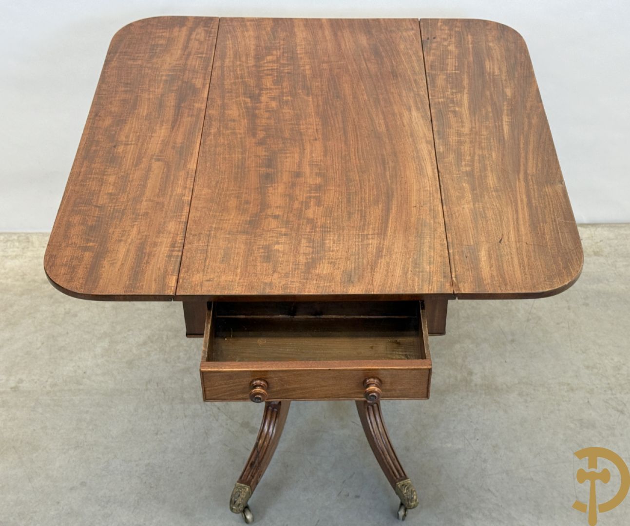 Engelse pembroketable met openflapbare zijkanten en lade - op vierpikkel