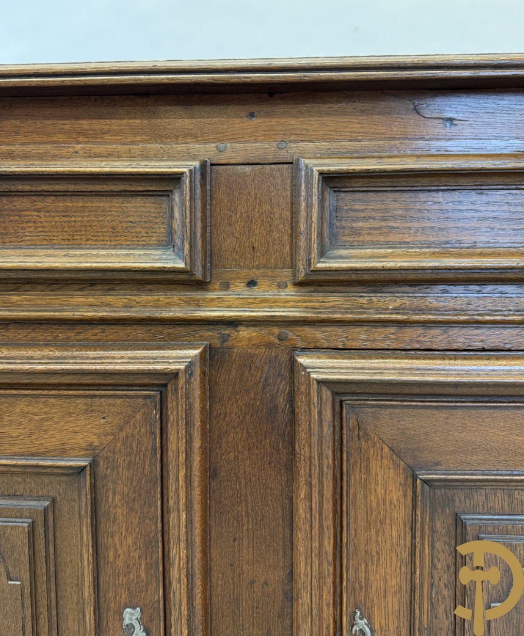Massief eiken tweedeursdresse met 2 lades en panelen in de deuren, Louis XIII, 18e