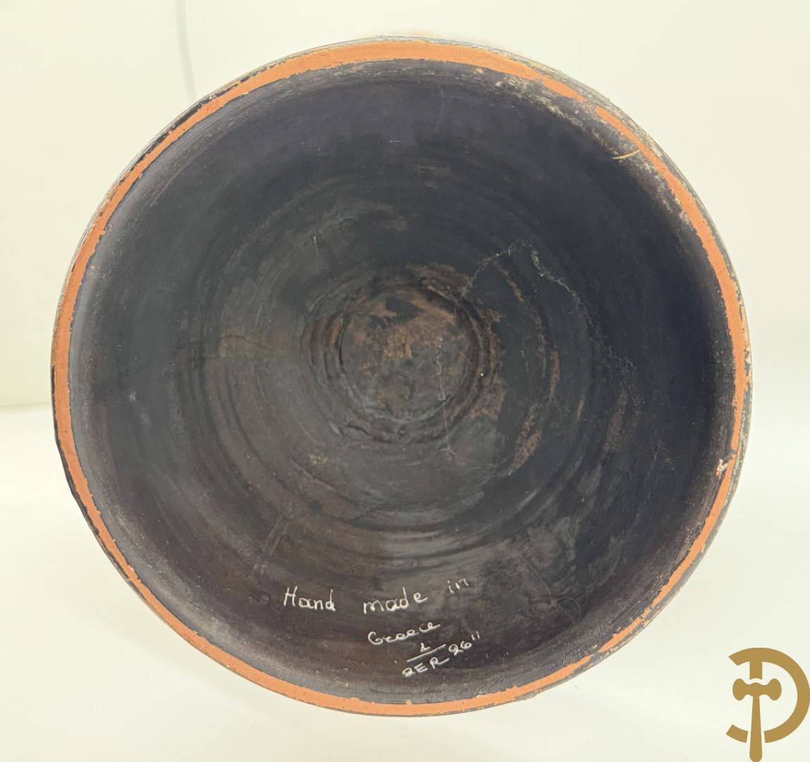 Amfoorvormige vaas in terra cotta met voorstellingen uit de Klassieke oudheid, Griekse stijl