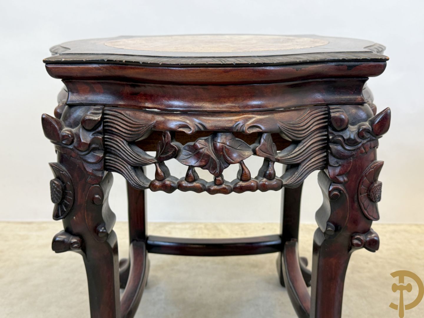 Achthoekige en afgeronde Chinese sokkel met sculptuur