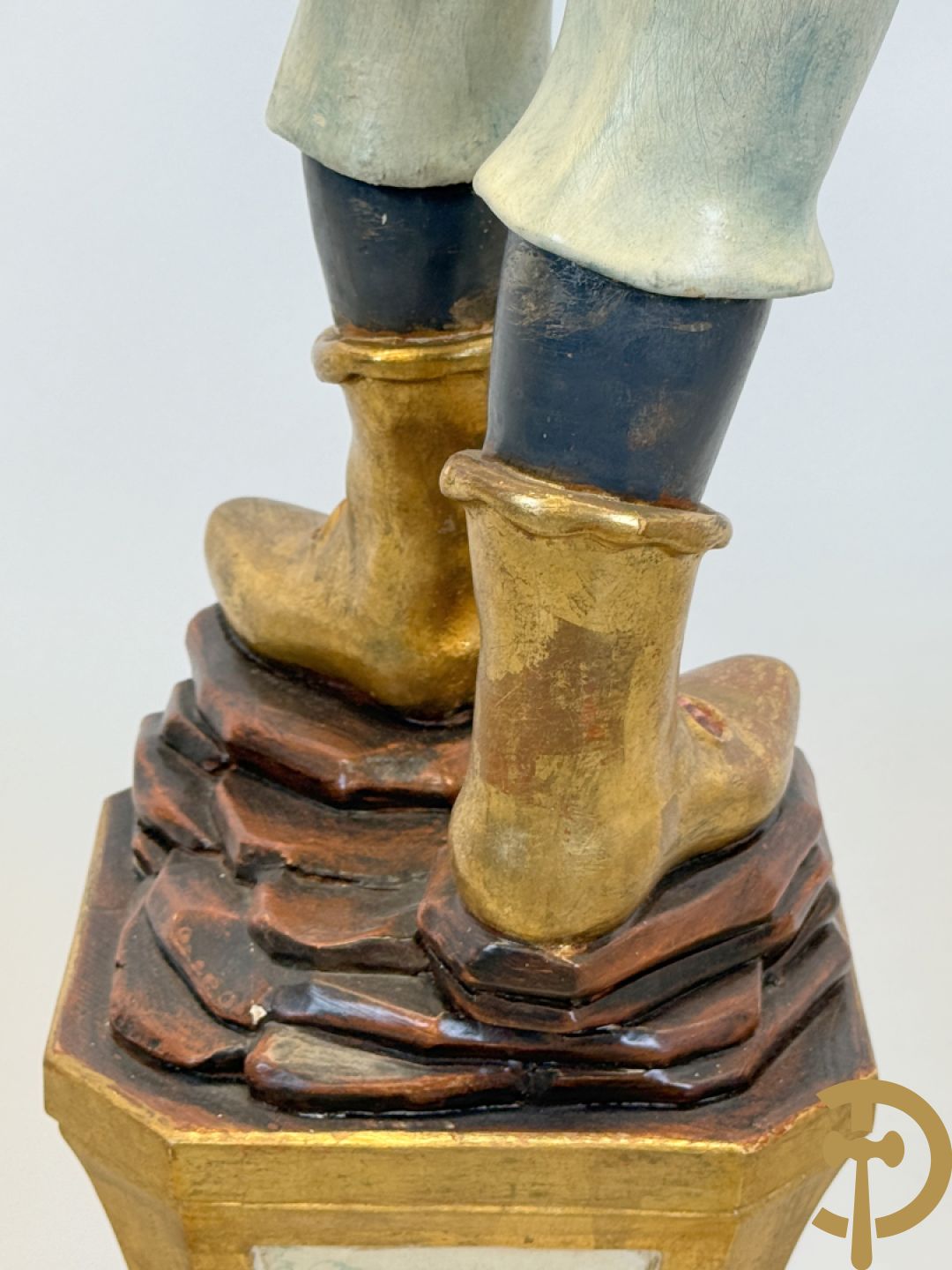 Gepolychromeerde staande moor in Victoriaanse kledij, met opdienschaal, op sokkel - Italiaans