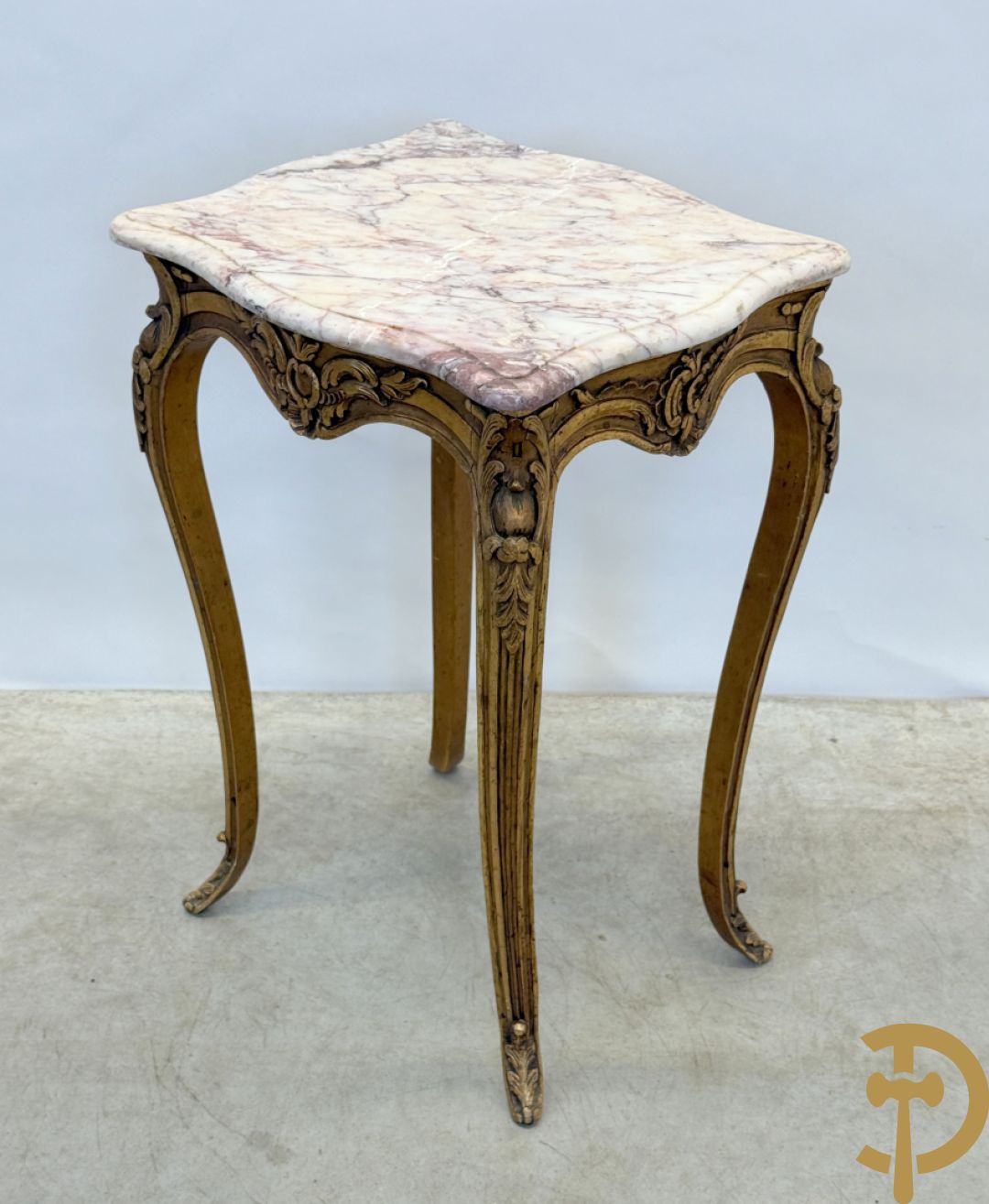 Vergulde bijzettafel met wit marmeren blad op voluutvormige poten, Louis XV stijl