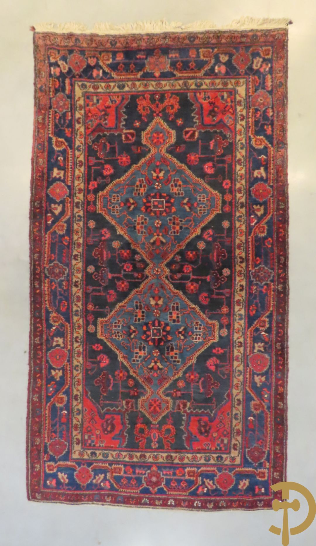 Oosterse handgeknoopt tapijt met geometrische motieven op blauwe fond Malayer + Oosters handgeknoopt tapijt met bloemenpatronen rode fond Kashkay