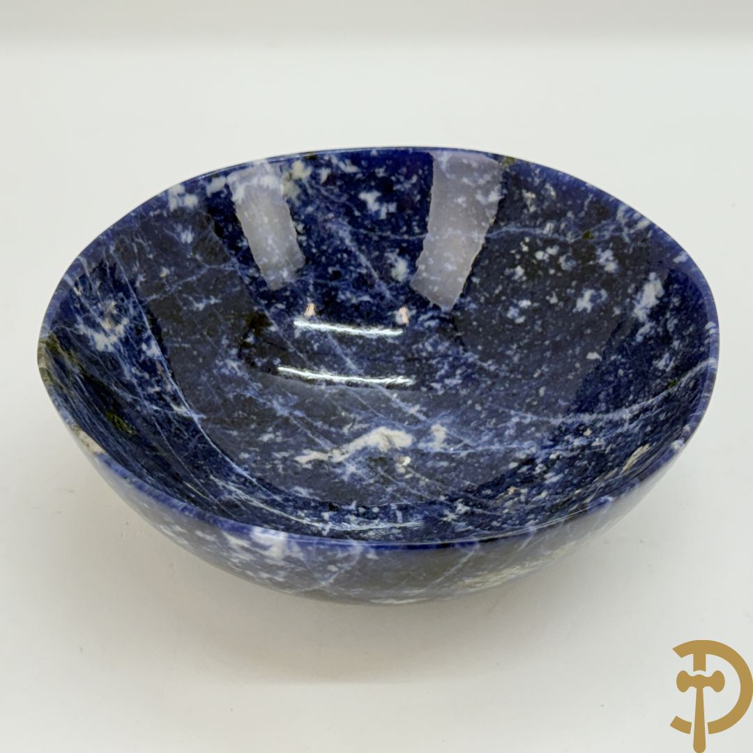 Wolf Helmut (getekend onderaan) Gepolierde schaal/bowl van blauw/wit sodaliet met golvende rand onder getekend WOLF H. (Steinbildhauer, Edelsteingestalter, aus Kirschweiler, Idar-Oberstein),