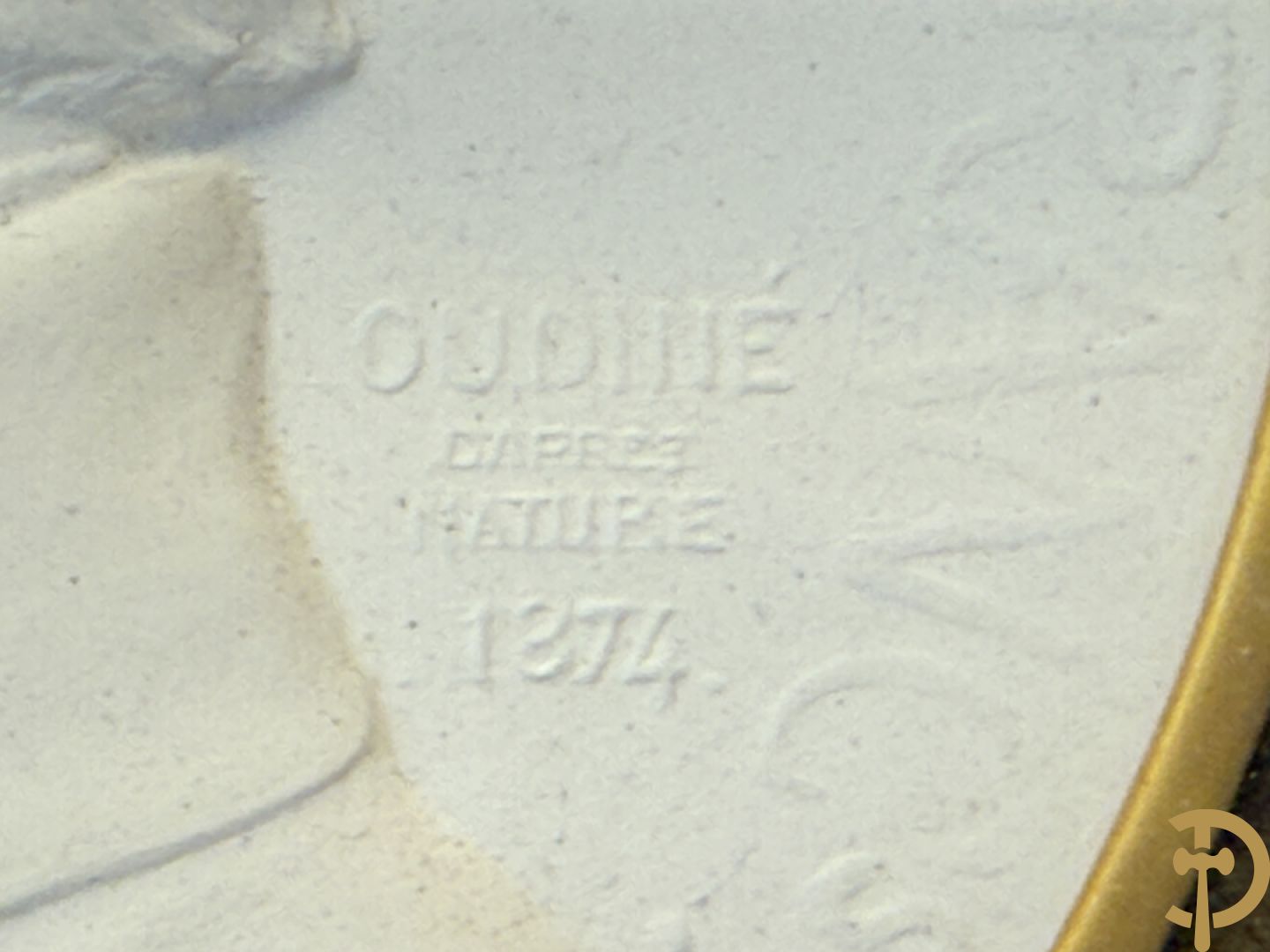 Kader met twee porseleinen plakkettes en 3 munten van Oudiné Eugène André