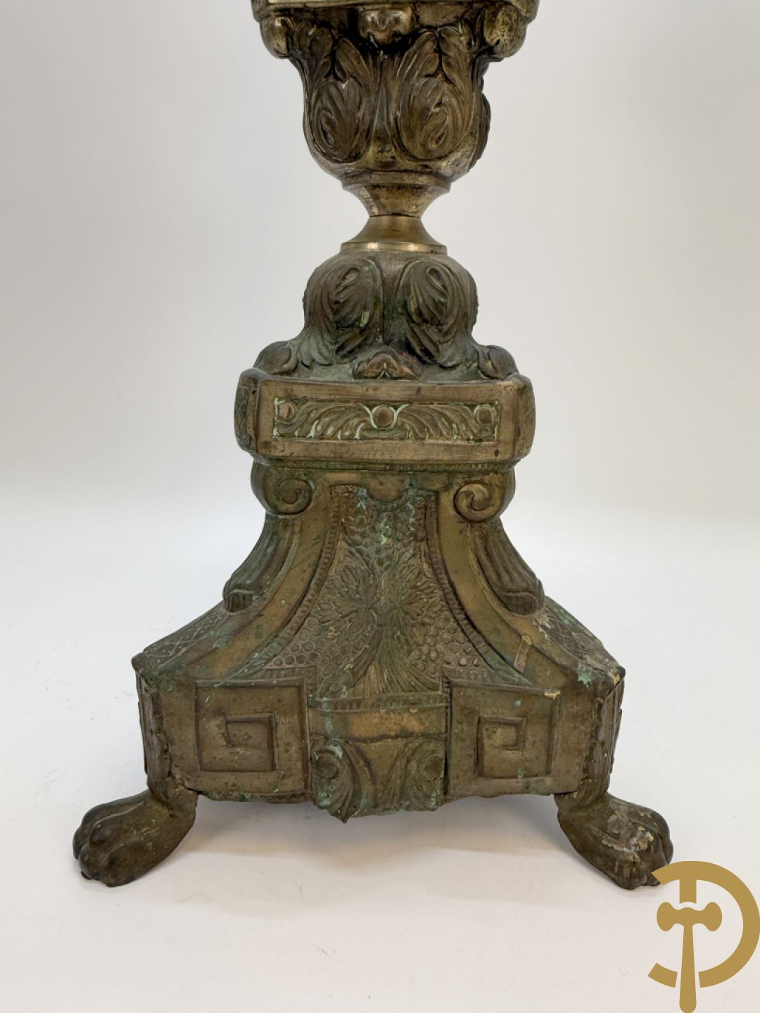 Religieuse kerkkandelaar met afbeeldingen aan de voet