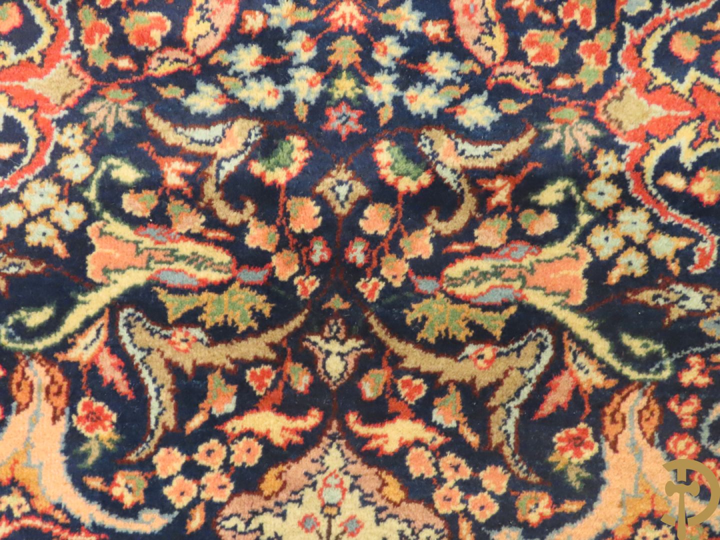 Oosters handgeknoopt tapijt met meanderend geometrisch motief en accanthusranken op blauwe fond