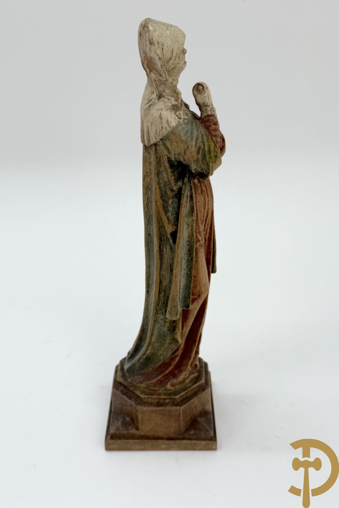 Twee Engelse meerkleurige keramieken sierstukken met personages + vier koppels Engelse biscuits + waterdrager in Royal Dux + 2 houtsculpturen