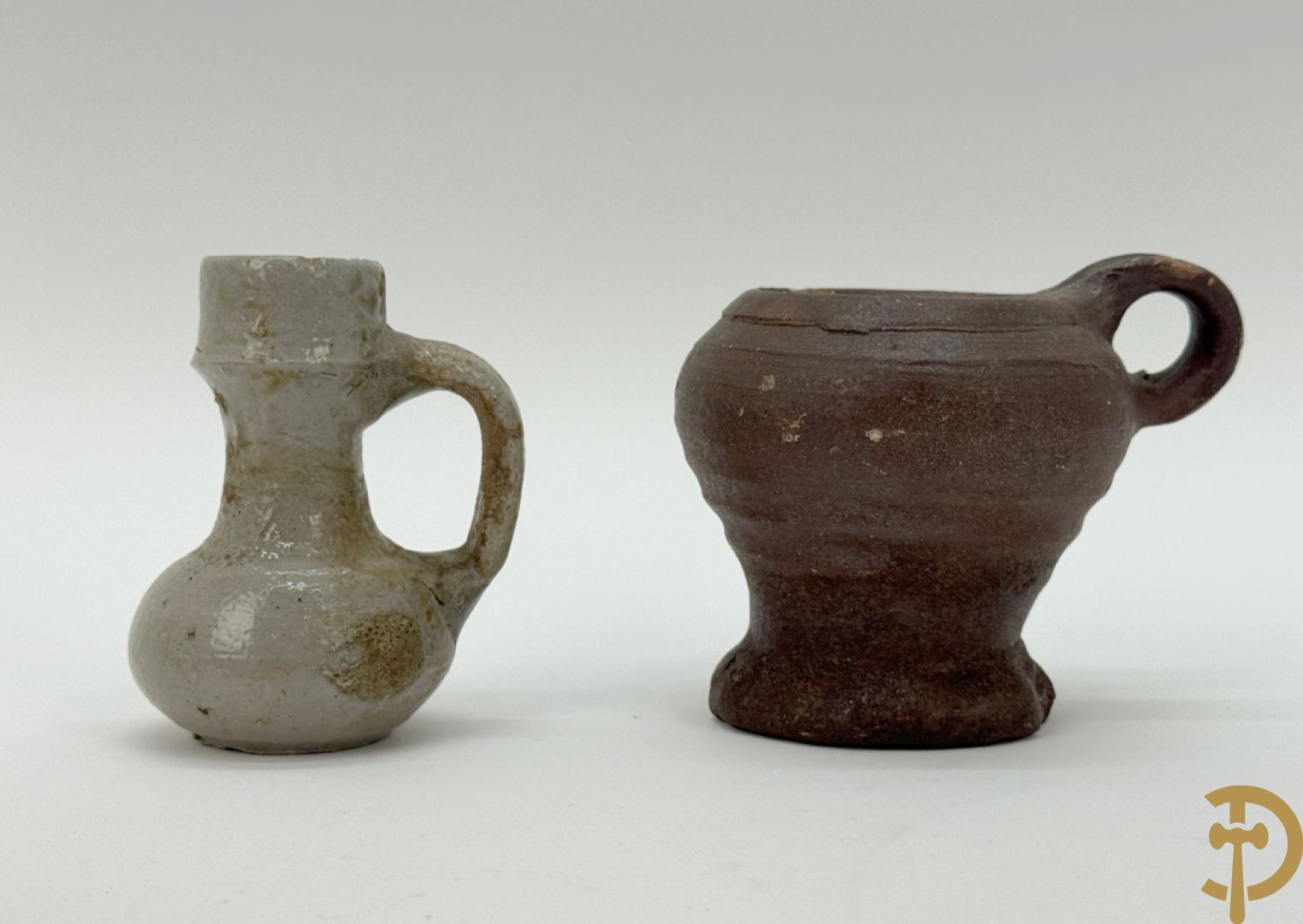 Vijf aardewerken Raeren kruiken + schaaltje