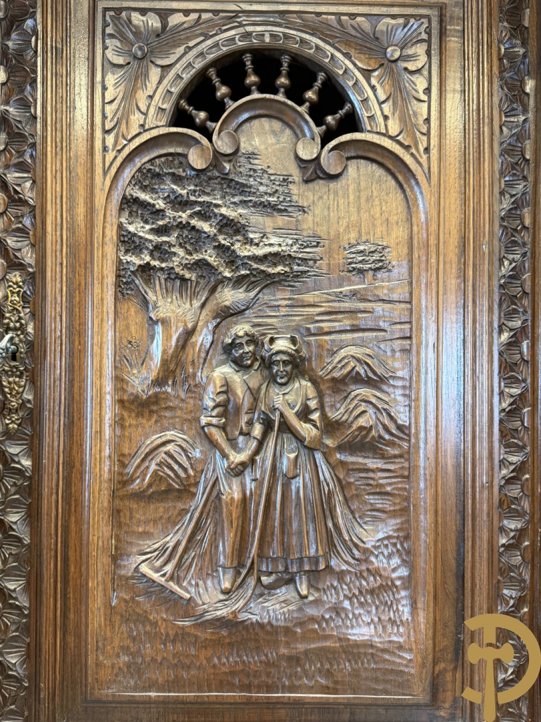 Massief eiken Bretoense eetkamer bestaande uit buffet met 3 deuren boven, 2 deuren onder, lades midden en gesculpteerde geanimeerde scènes + desserte + uittrekbare tafel + 6 stoelen + extra allonge