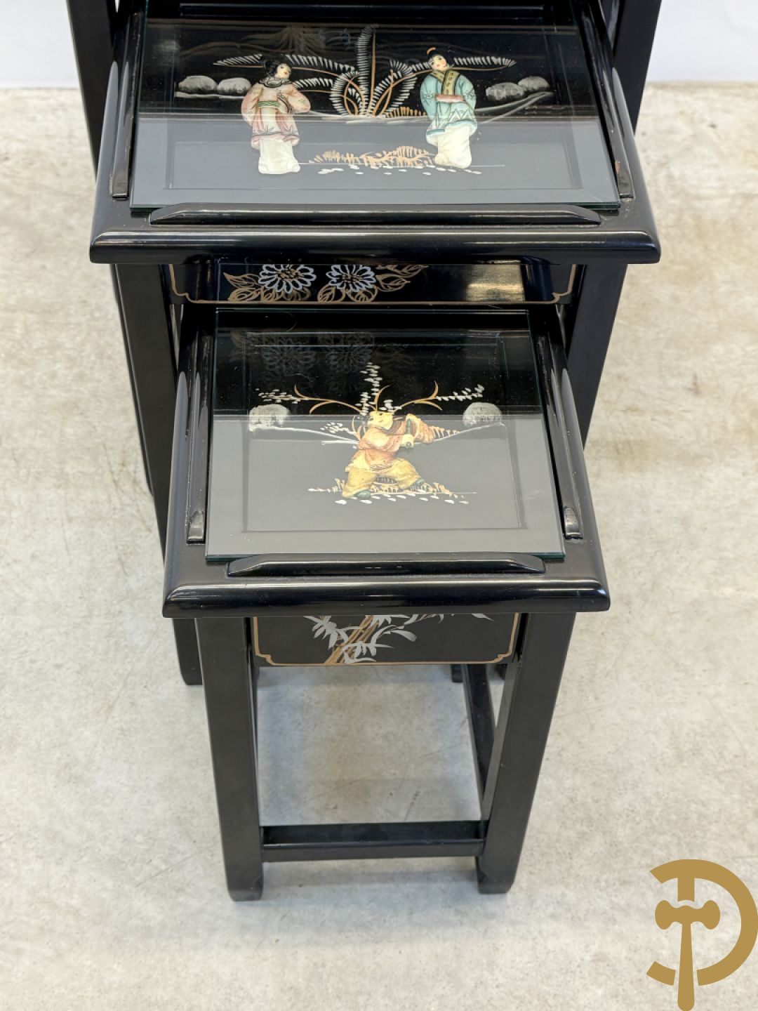 Set Chinese nesttables met geanimeerde scènes van geisha