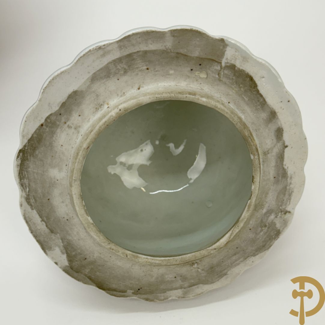 Japanse porseleinen Imari dekselvaas met bloemenmotief + klein flesvormig pique fleur vaasje + 2 Imari bordjes