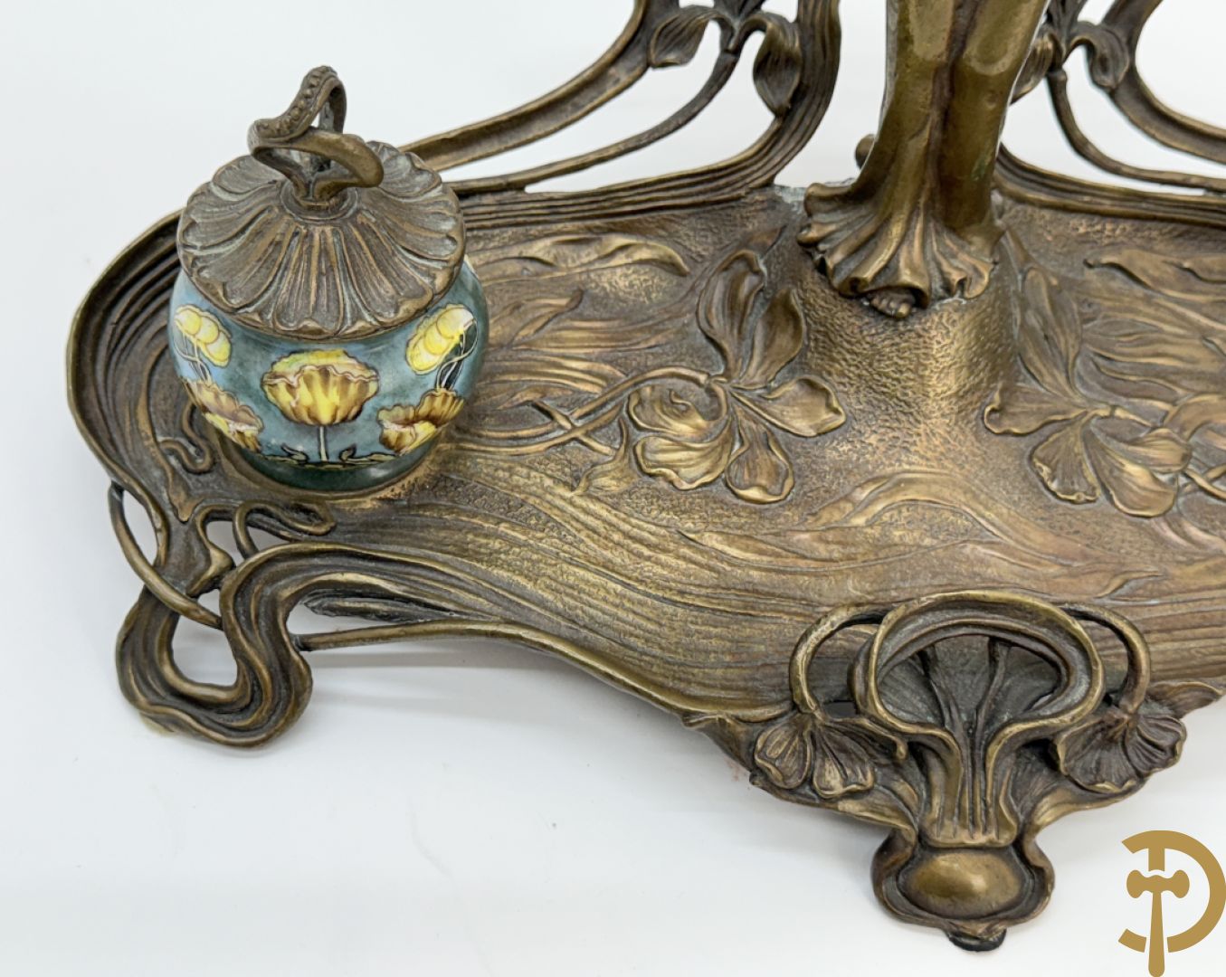 Bronzen inktstel bezet met staande dame met opmaakspiegel en zijdelings met 2 encriers, Art Nouveau stijl