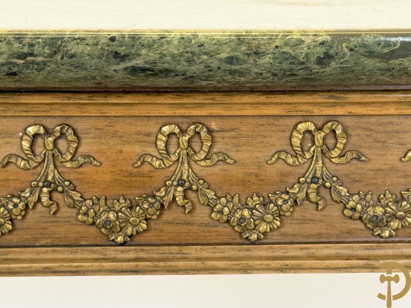 Console op bronzen poten met dameshoofden bezet, bovenaan met groen marmeren blad