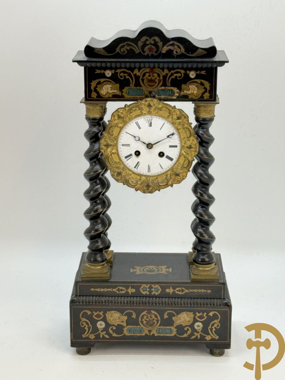Napoleon III pendule met 4 getorste zuilen en koperinleg