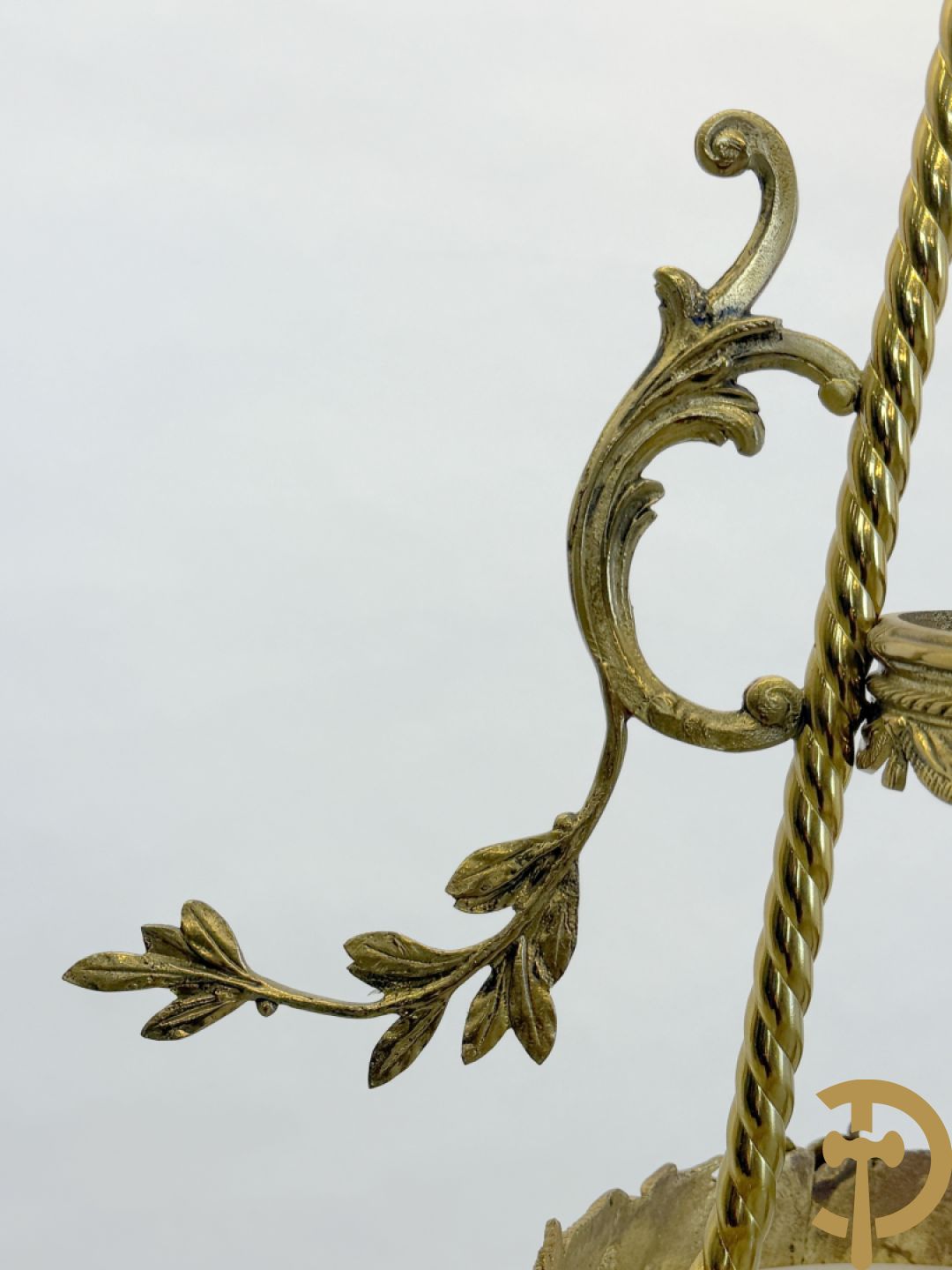 Bronzen hall lantaarn met centrale coupe bezet met bloemen- en dierenkoppen