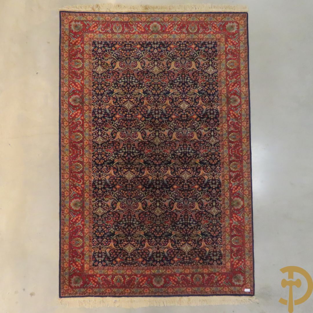 Oosters handgeknoopt tapijt met meanderend geometrisch motief en accanthusranken op blauwe fond