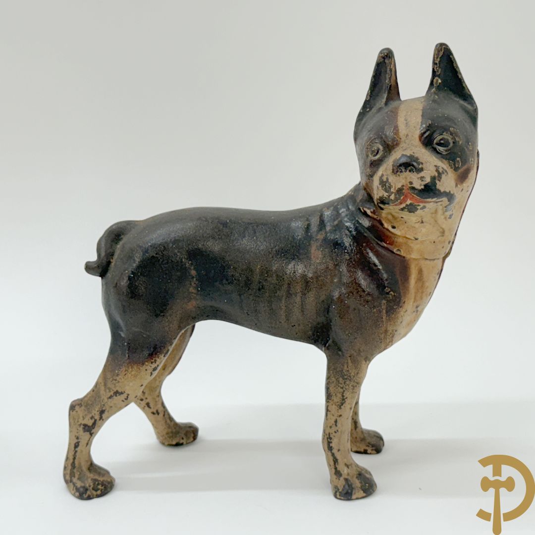 Gietijzeren Engelse hond + spaarpotten van gietijzeren varken, gipsen hond en gietijzeren kachel + verzamelobjecten Sphinx en Selles + koperen waterkraan