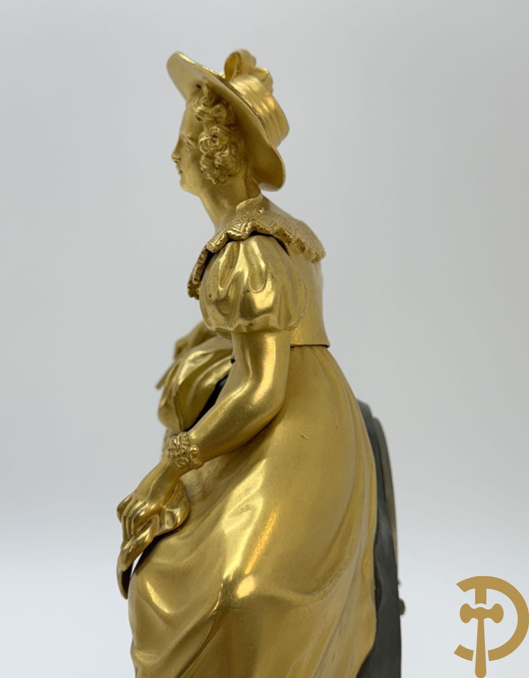 Vergulde pendule met liggende dame en wijzerplaat in blauw email, Charles X