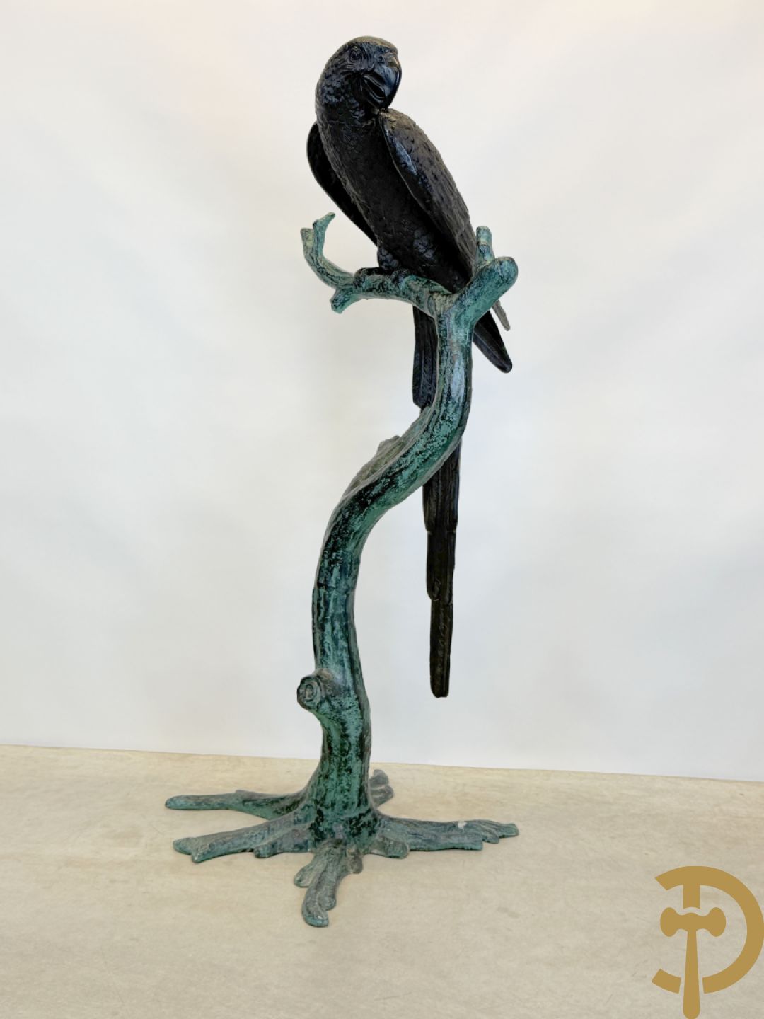 Metalen gepatineerde papegaai op boomstronk