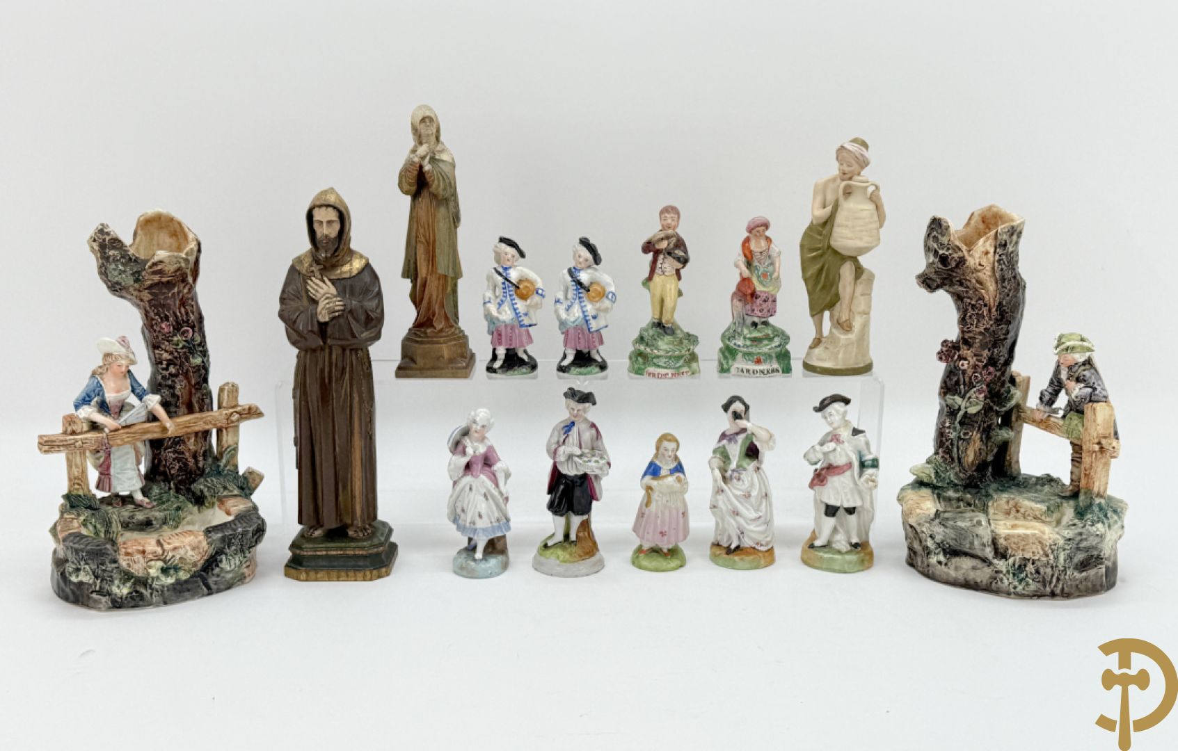 Twee Engelse meerkleurige keramieken sierstukken met personages + vier koppels Engelse biscuits + waterdrager in Royal Dux + 2 houtsculpturen