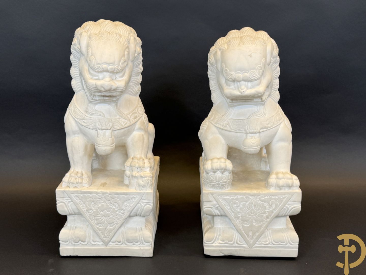 Paar handgesculpteerde marmeren fo-honden