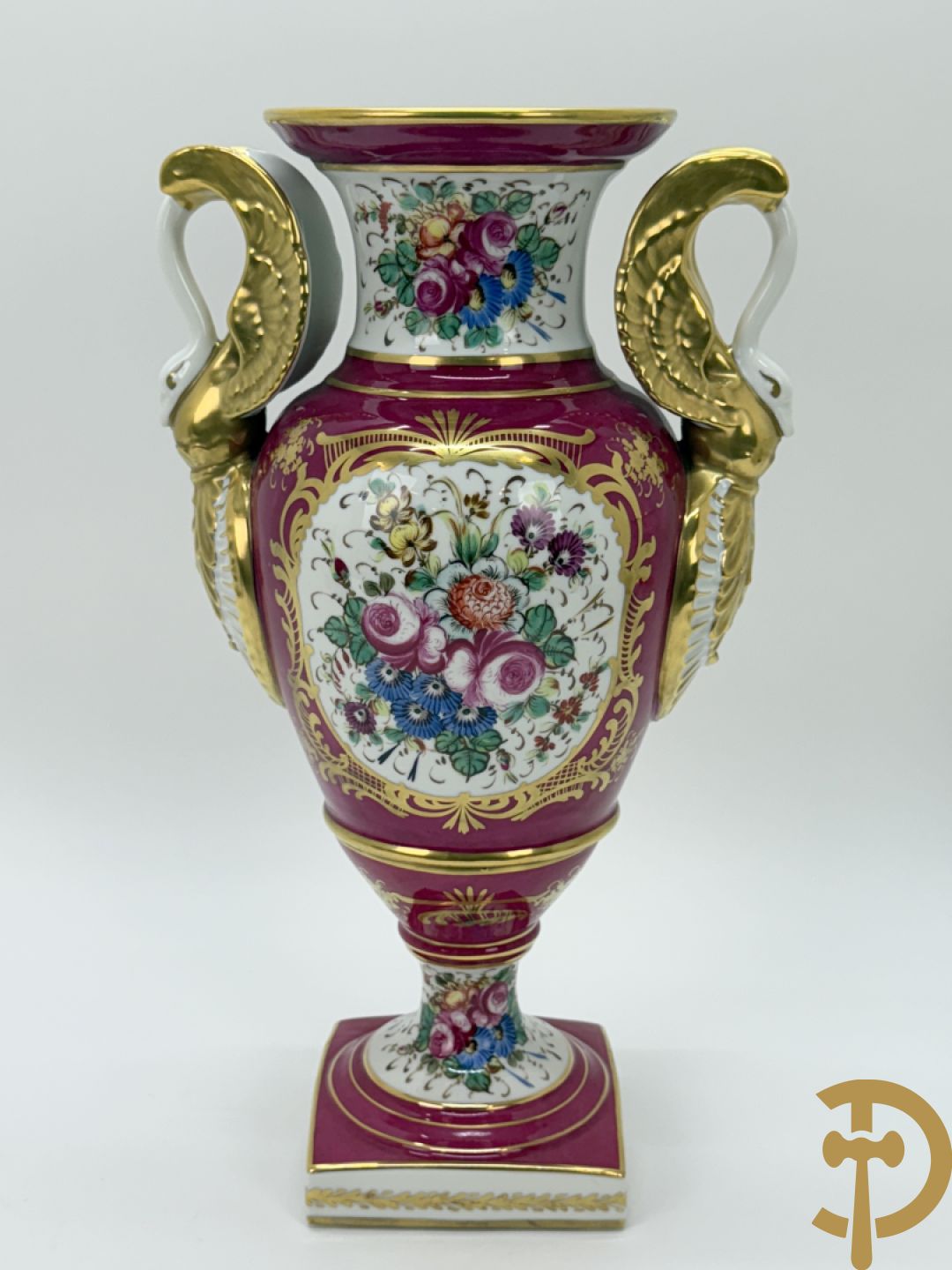 Handbeschilderde porseleinen siervaas met bloemenbeschildering en sfinxen + paar porseleinen cachepots met bloemendecor + 3 porseleinen  kopjes en schoteltjes