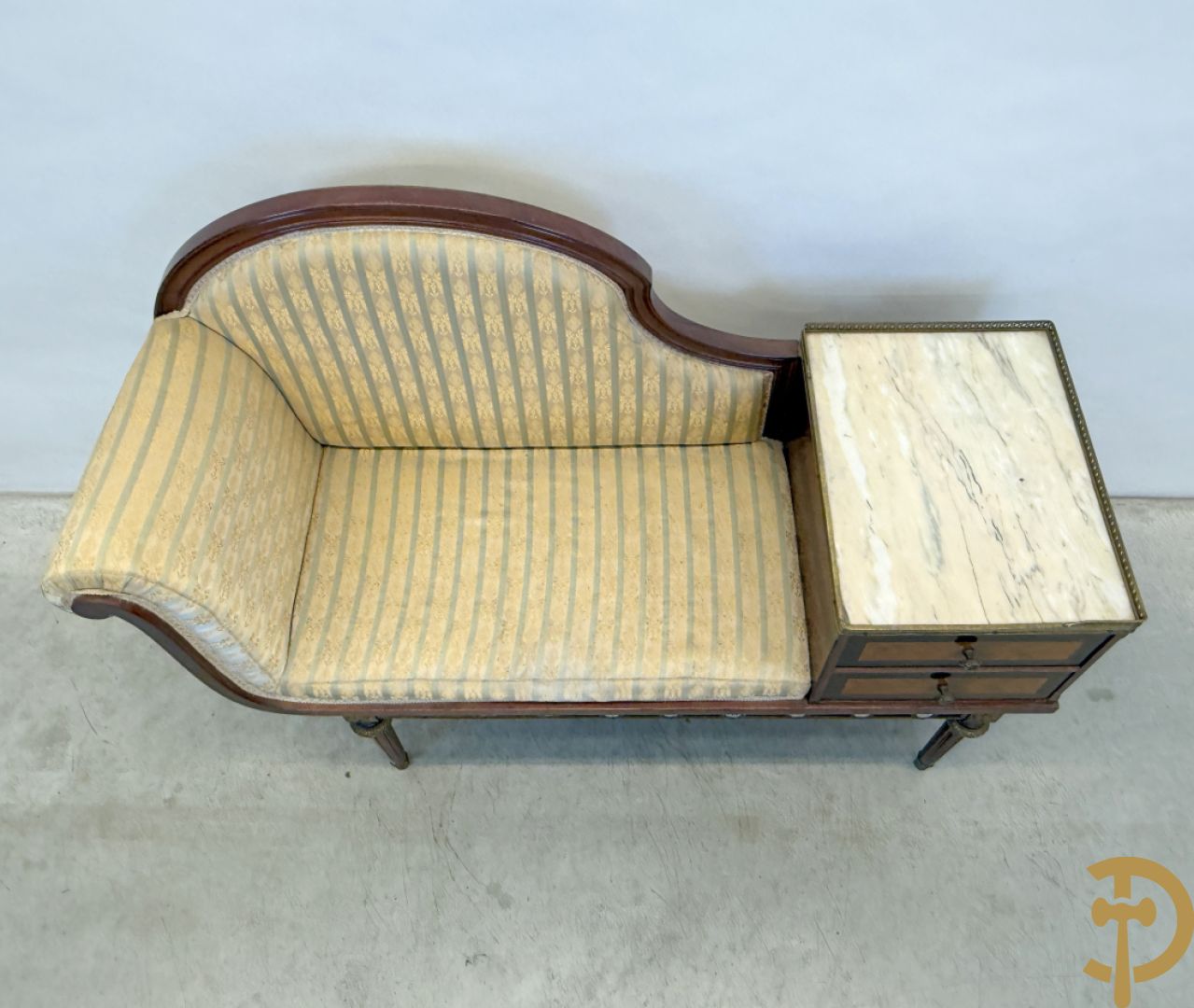 Banquette met ingebouwd bijzettafeltje bezet met porseleinen plakkettes op gecanneleerde poten