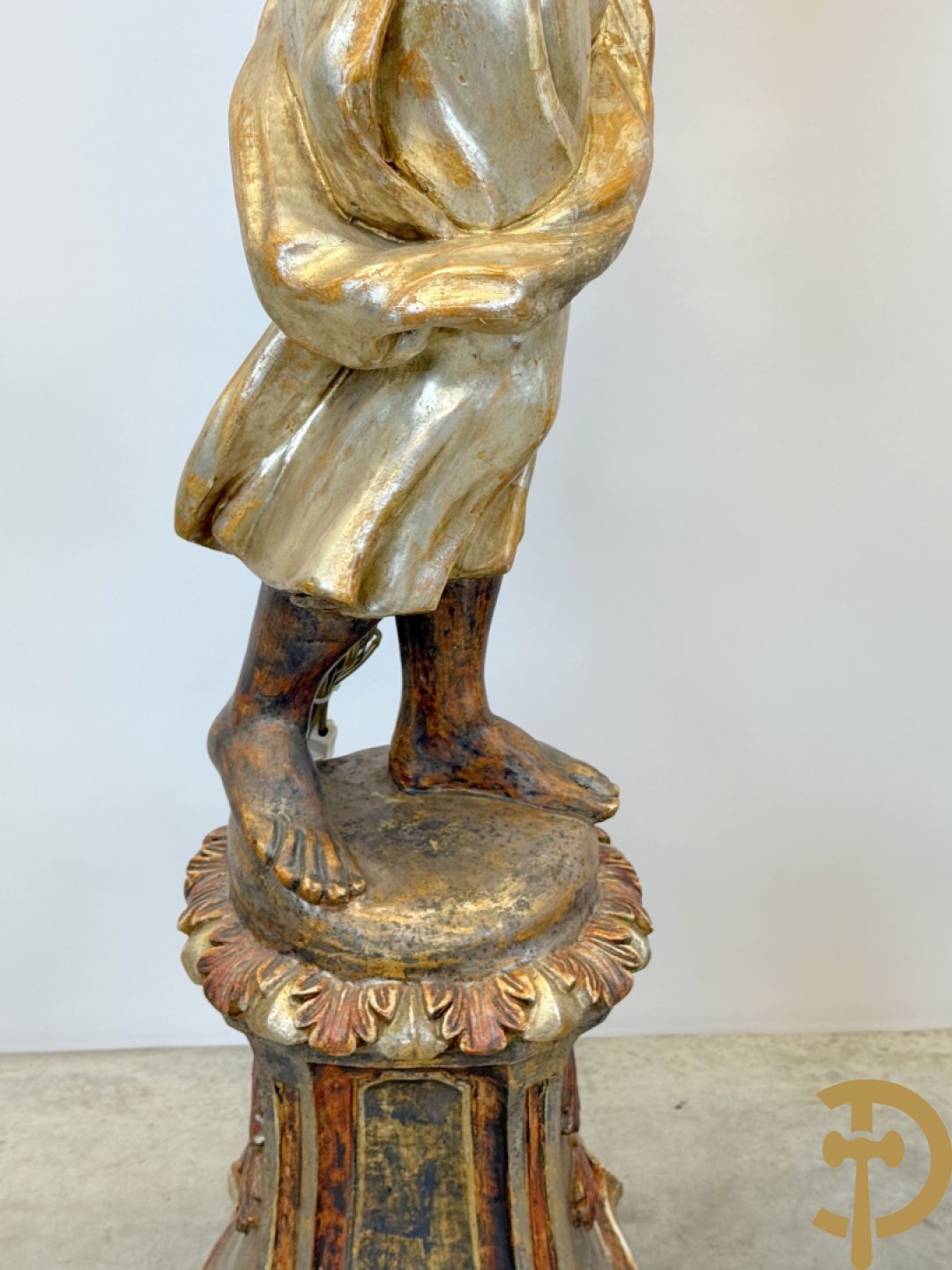 Paar gepolychromeerde dames op sokkel, bekroond met achtarmige kandelaar met lichtpunten en bellen, Italiaans, jaren 