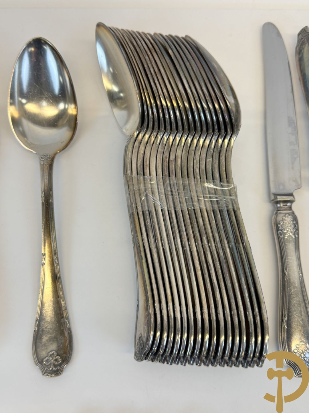 Verzilverd bestek Wiskemann met Louis XVI motieven+ verzilverde groentenkom Wiskemann