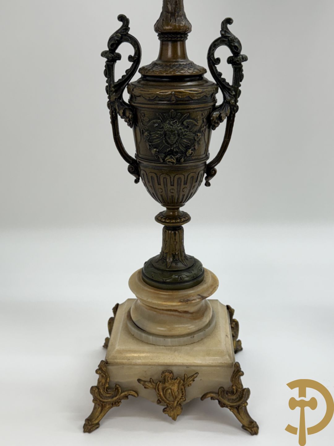 Driedelige zamak garnituur bestaande uit pendule met cupido en dame geflankeerd door paar vijfarmige kandelaars, Bruchon getekend