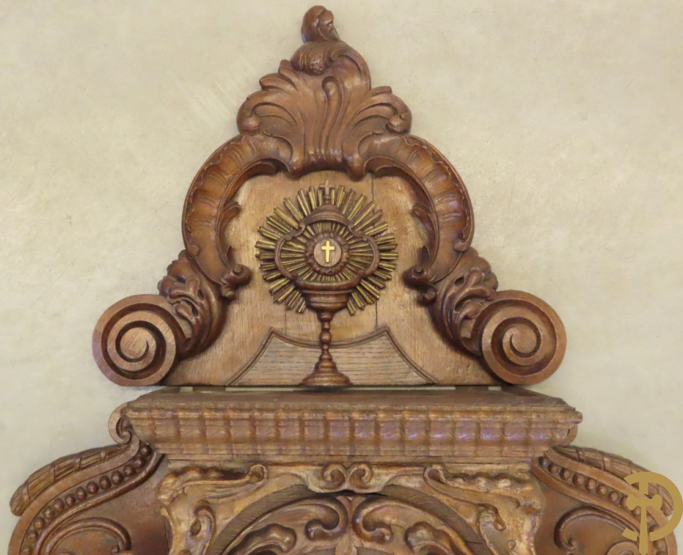 Massief eiken hangtabernakel + religieus brocaat