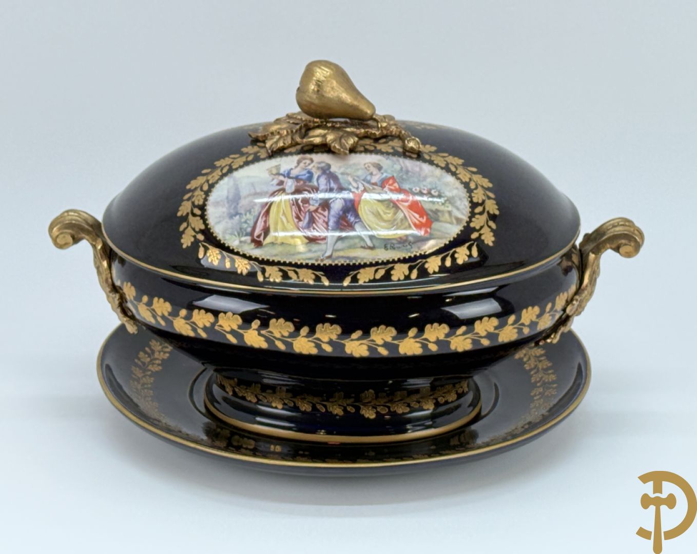 ROULI E. getekend, donkerblauwe Sèvres stijl coupe met deksel op onderschaal en bezet met bronzen ornamenten, gemerkt ACF onderaan