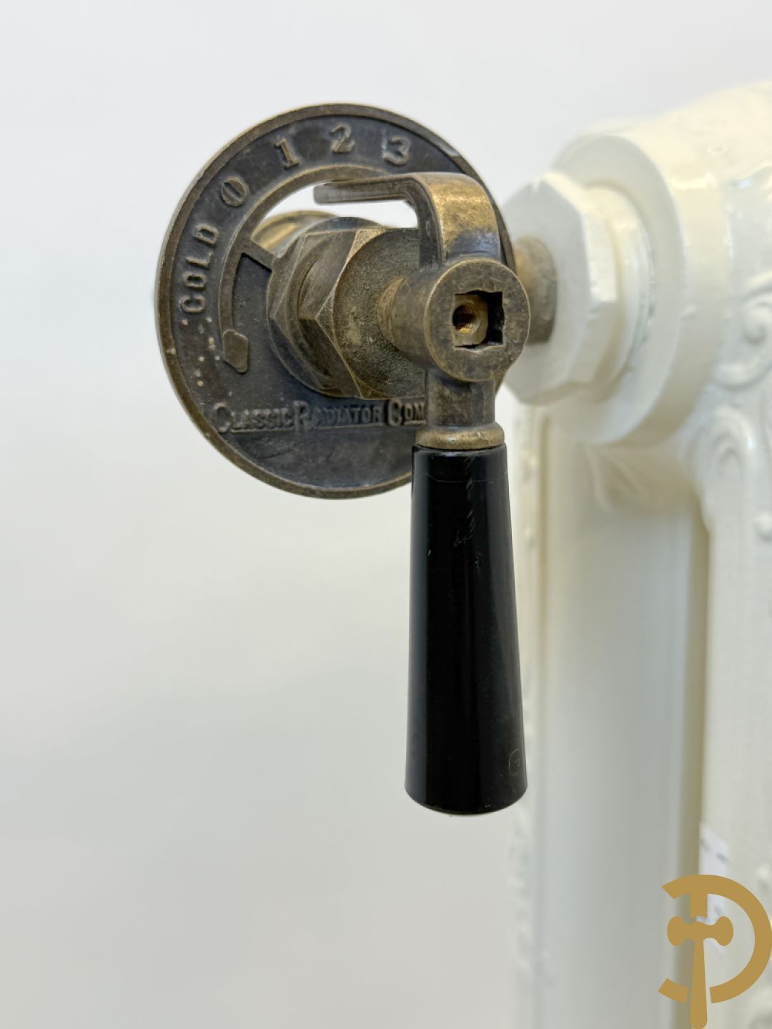 Gietijzeren Art Nouveau stijl radiator met 6 elementen op glazen pootjes - met bijhorende accessoires