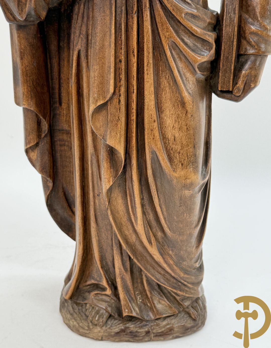 Houtsculptuur van evangelist met boek in de hand