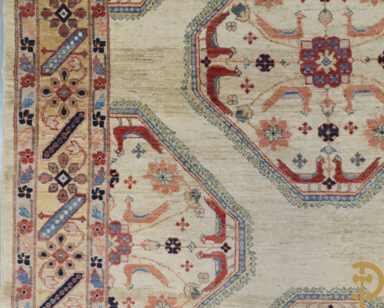 Oosters handgeknoopt tapijt met bloemen- en vogelmotieven op beige fond