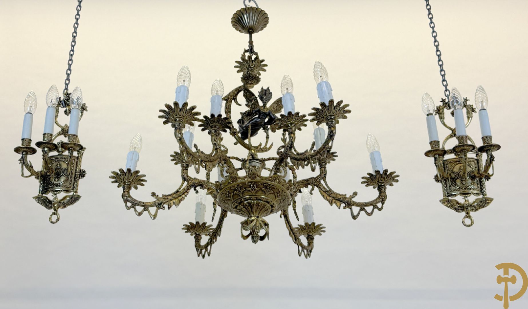 Bronzen vergulde luchter met gevleugelde fee en 12 armen + paar 3 armige applieken