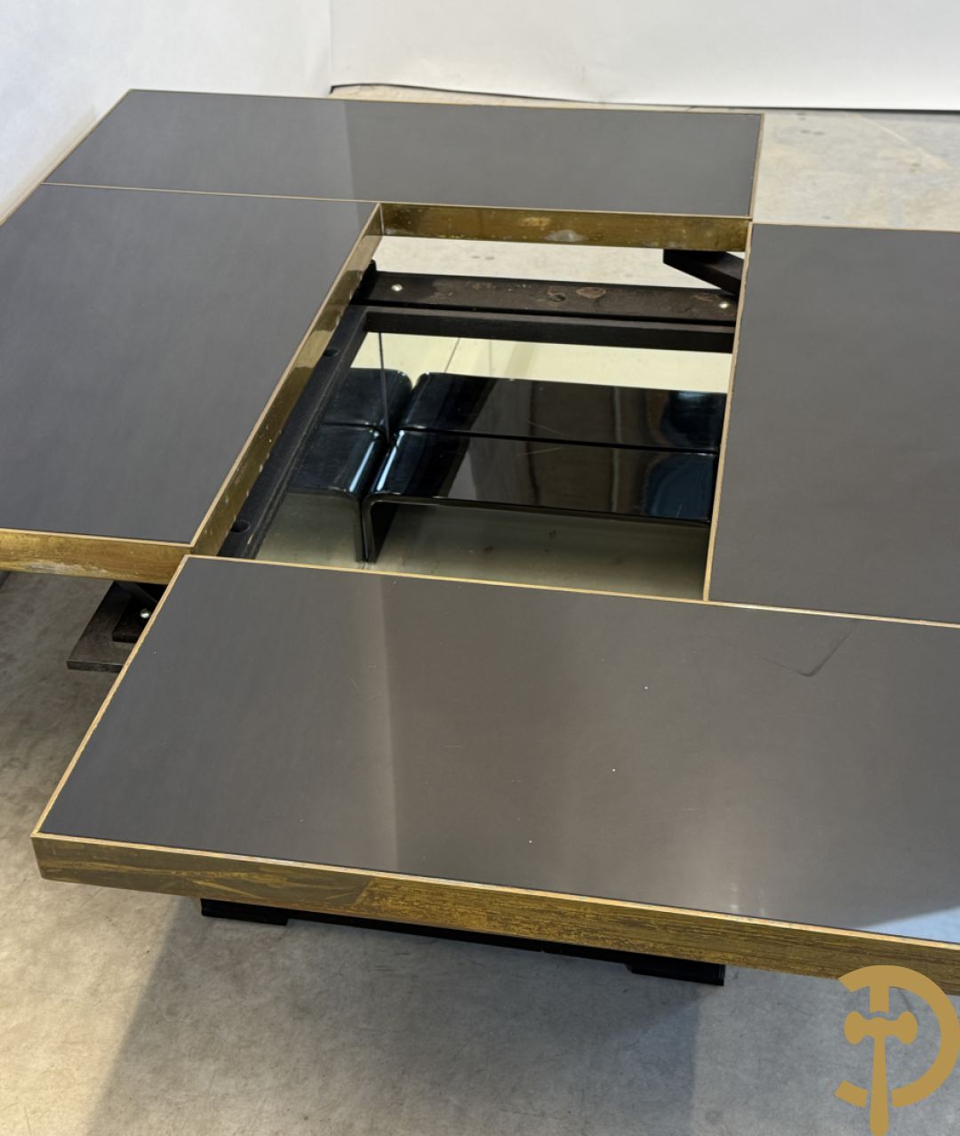 Vintage zwarte salontafel Belgo Chrom met koperomranding en open schuifbare middenpartij - centraal met bar