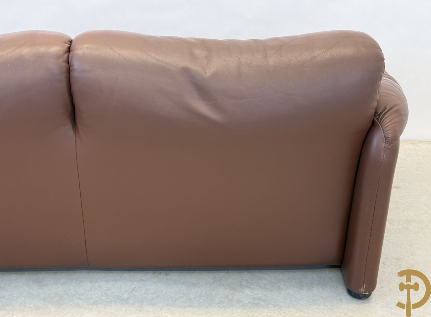 Paar bruin lederen canapé