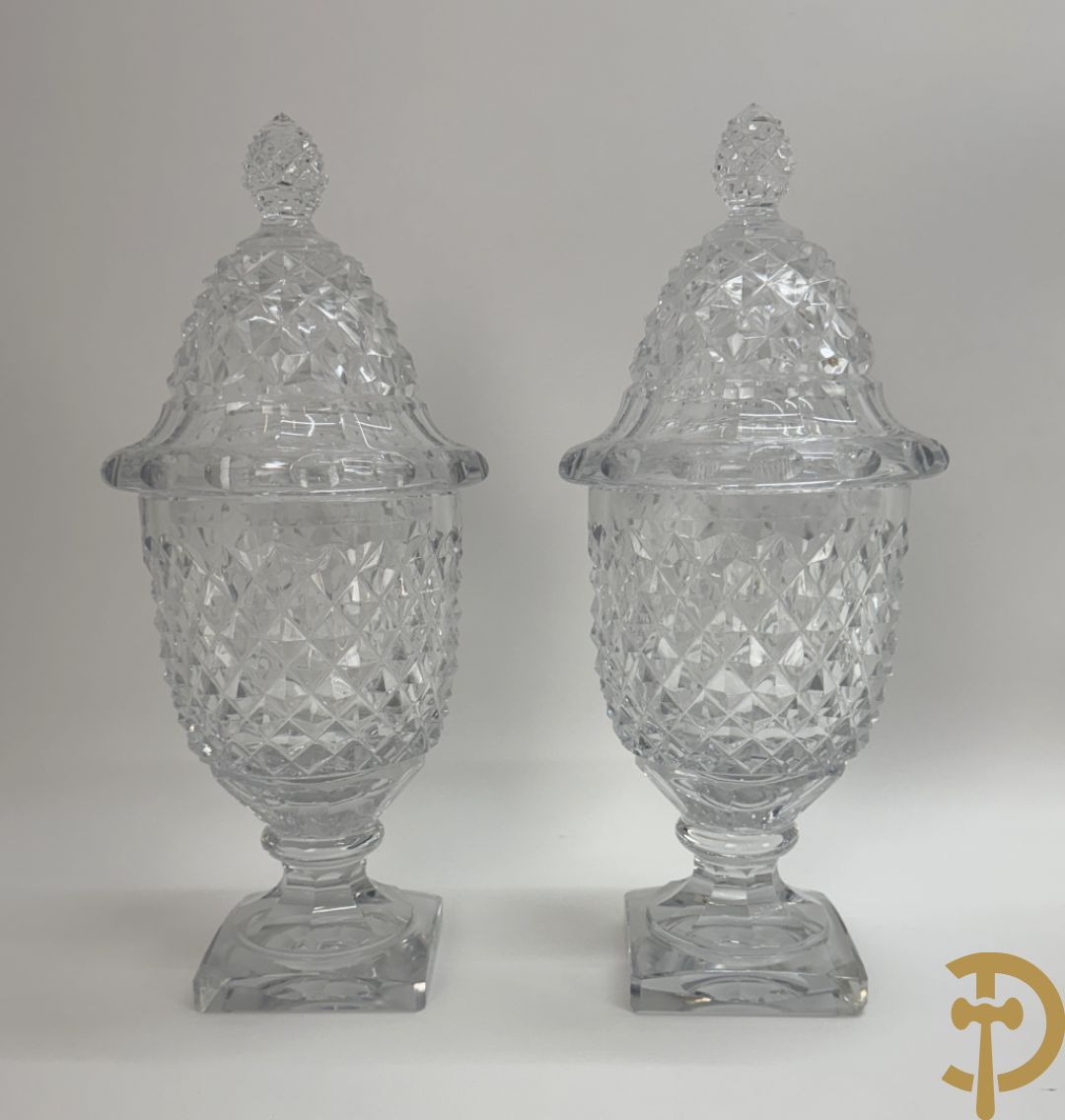 Helder kristallen geslepen coupe + 2 dragoirs in kristal gefacetteerd + 3 kristallen vazen + glazen vaas