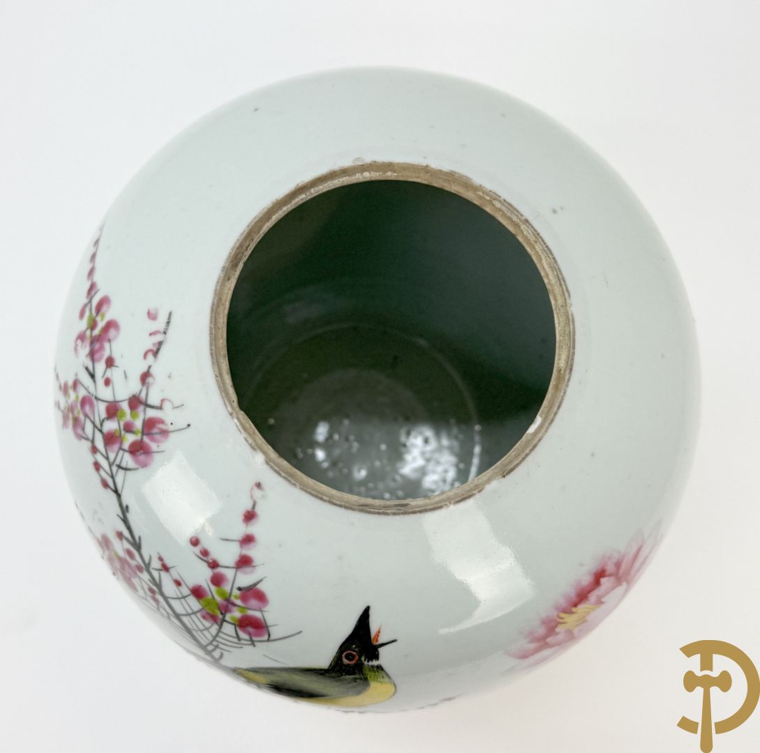 Chinese porseleinen cachepot met decor van dames en kind