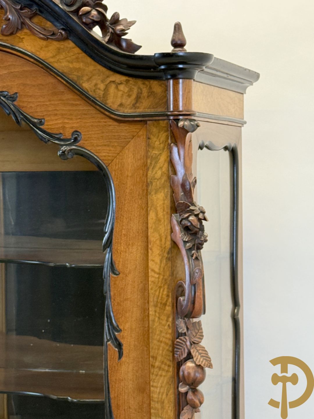 Franse notelaren vitrine met Louis XV motieven en fruitranken, bovenaan bezet met amfoor, 19e