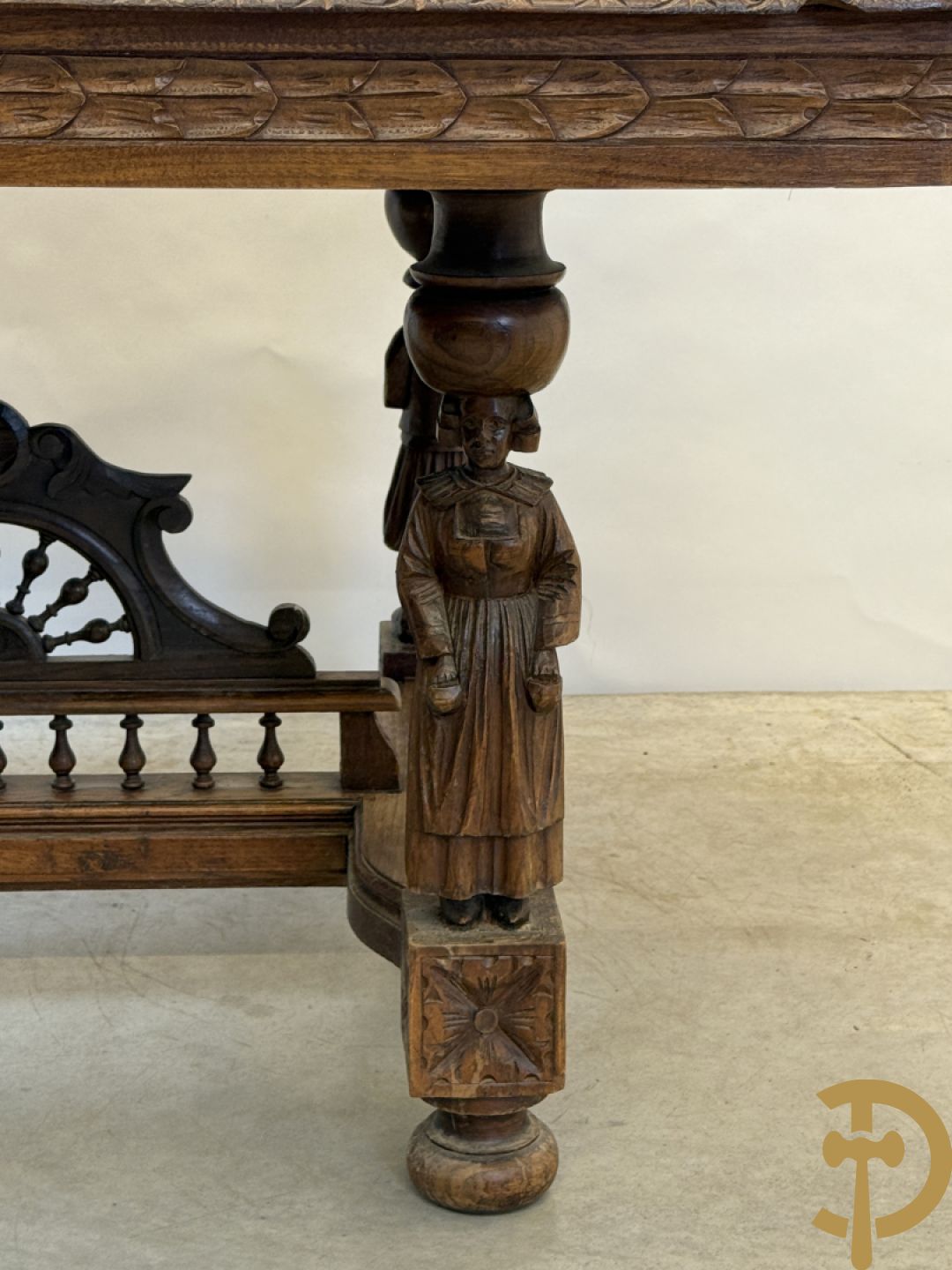 Massief eiken Bretoense eetkamer bestaande uit buffet met 3 deuren boven, 2 deuren onder, lades midden en gesculpteerde geanimeerde scènes + desserte + uittrekbare tafel + 6 stoelen + extra allonge