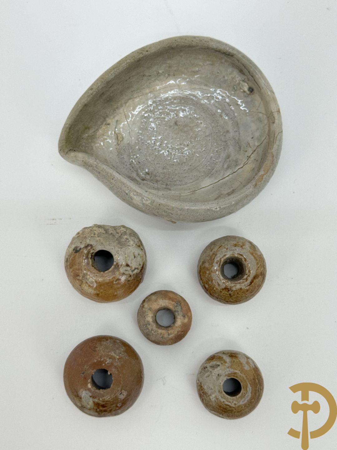 Vijf aardewerken Raeren kruiken + schaaltje