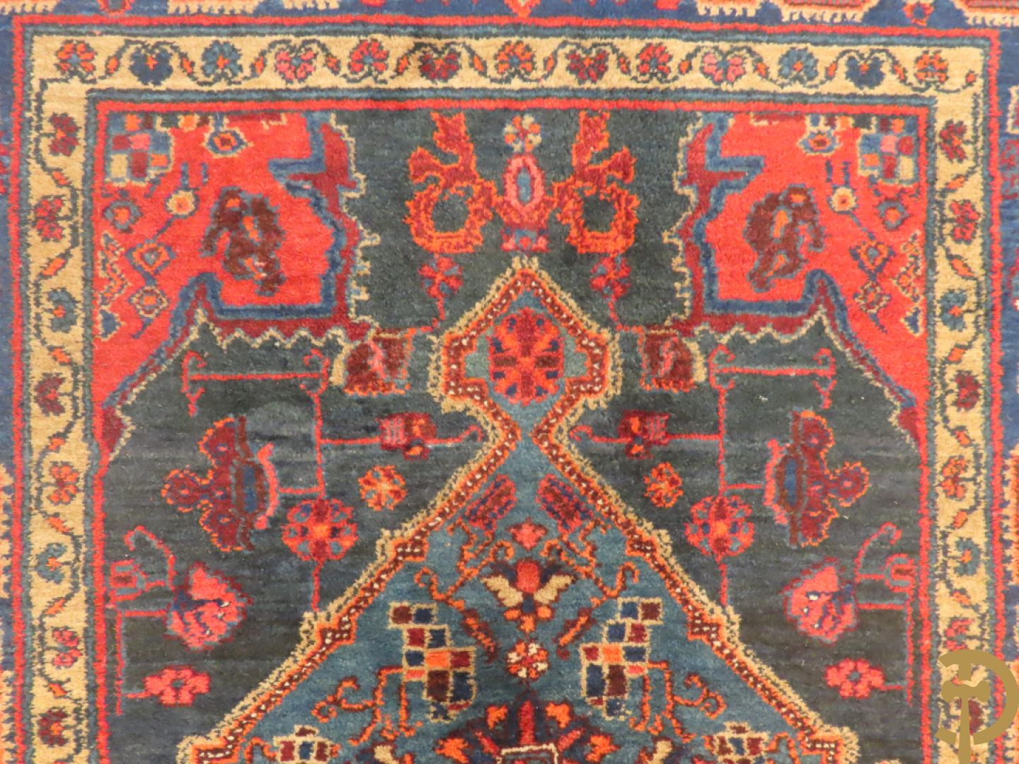 Oosterse handgeknoopt tapijt met geometrische motieven op blauwe fond Malayer + Oosters handgeknoopt tapijt met bloemenpatronen rode fond Kashkay