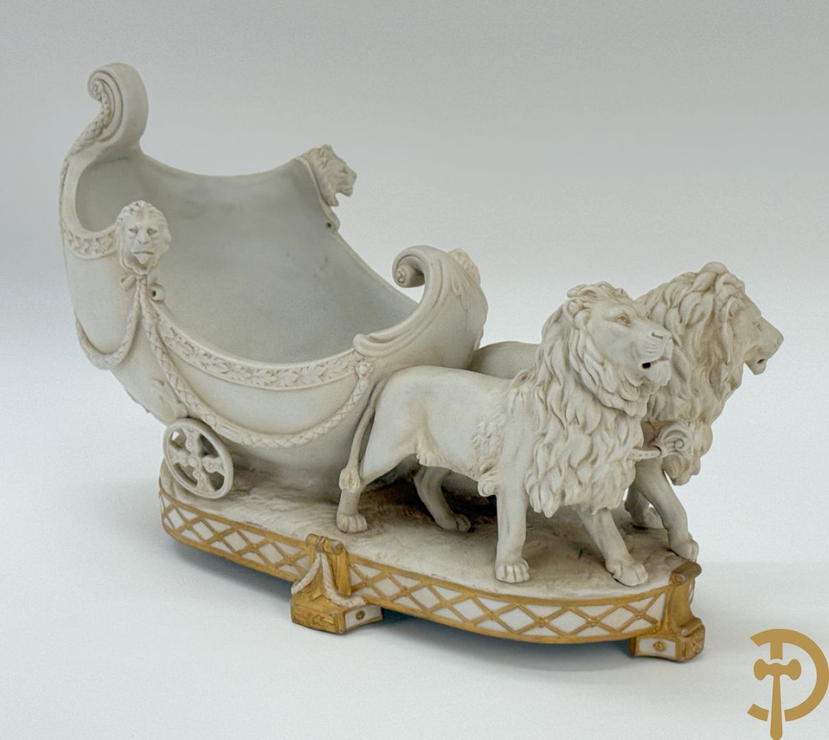 Biscuit beeld met leeuwen trekkende een open koets, getekend onderaan