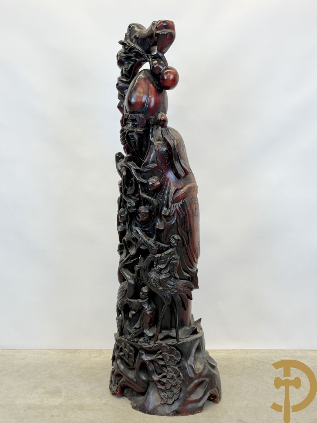 Aziatische houtsculptuur van wijsgeer met staf, vogels en kinderen