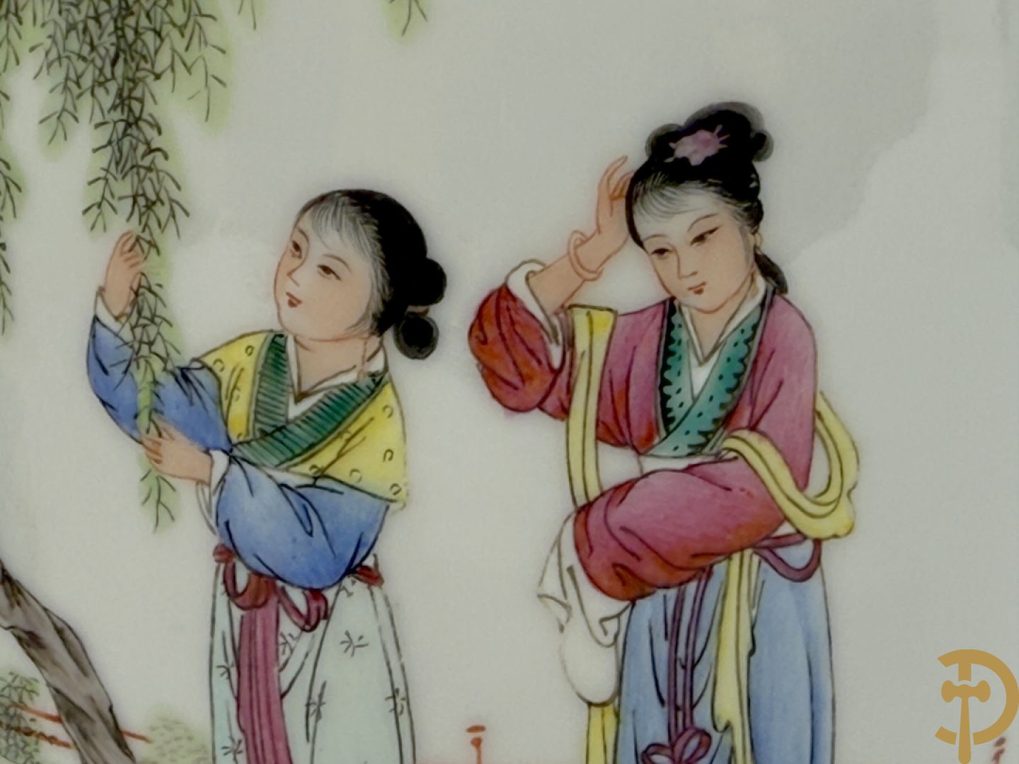 Chinese porseleinen rolvaas met damesdecor, getekend + Chinese porseleinen republieksvaas met damesdecor