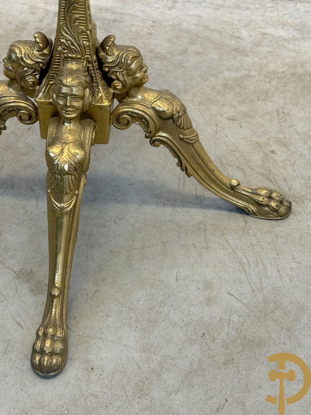 Staande kapstok met onix en bronzen ornamenten