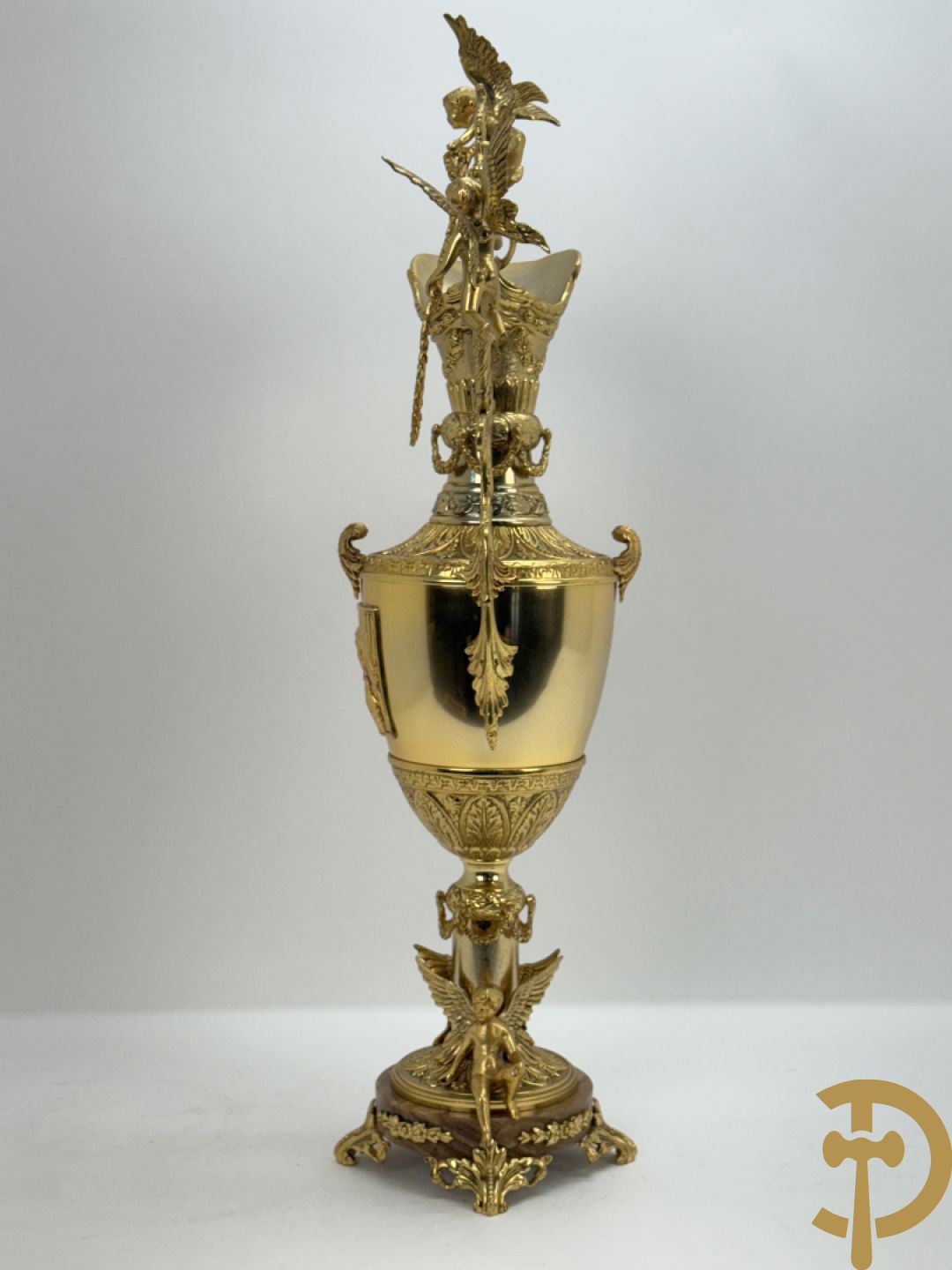 Vuurvergulde bronzen amfoorvaas met basrelief van dame en bezet met cupido